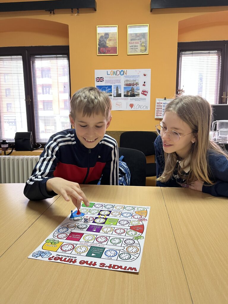 Engleski za decu prijateljska atmosfera škola Užice Deca na času engleskog atmosfera učenja Užice